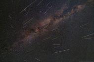 Effusion de Perséides devant la Voie lactée, toujours en direction de la constellation de Persée, photographiée au cours de la nuit du pic d’activité, entre le 11 et le 12 août 2016, dans la forêt de Los Padres, en Californie. © Transient Astronomers, Flickr