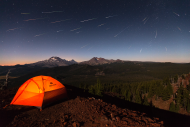 Image composite réalisée lors du maximum d’activité des Perséides, au cours de la nuit du 11 au 12 août 2016, ici dans la région des Trois sœurs sorcières, en Oregon. © Jason Brownlee