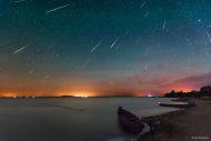 Image composite réunissant deux heures d’exposition de la pluie annuelle d’étoiles filantes, les Perséides, le 12 août 2016 (nuit du maximum d’activité), au-dessus du lac Svitiaz, en Ukraine. © Ihor Khomych