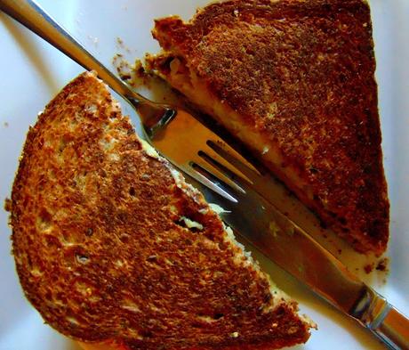 Sandwich grilled cheese tempeh reuben et soupe de tomates Sandwich grilled cheese tempeh reuben et soupe de tomates
