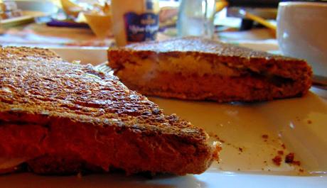 Sandwich grilled cheese tempeh reuben et soupe de tomates Sandwich grilled cheese tempeh reuben et soupe de tomates