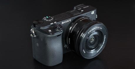 L’appareil photo α6300 et l’objectif 28 mm ƒ/2 de Sony