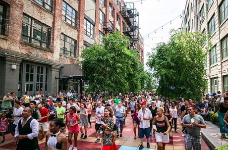 sunset park, une vue à la san fransisco sur la skyline et le nouveau hub créatif de brooklyn Cour de salsa dans une des cours d'Industry City