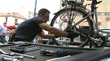 Benjamin installe son atelier de réparation de vélo deux fois par semaine au marché de La Rochelle. © FTV