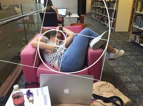 Cette étudiante devient une véritable célébrité en faisant la sieste ! Cette étudiante devient une véritable célébrité en faisant la sieste !