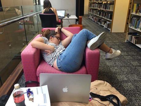 Voici l'étudiante Cette étudiante devient une véritable célébrité en faisant la sieste !