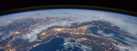 La station spatiale internationale survole l'Italie, les Alpes et la mer Méditerranée, le 25 janvier 2016.