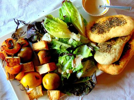 Brochettes citron-tofu, Brochettes pêches-romarin-tofu Brochettes citron-tofu, Brochettes pêches-romarin-tofu