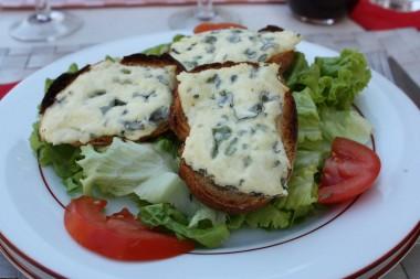 Fourme d'Ambert sur pain chaud© P.Faus Fourme d'Ambert sur pain chaud© P.Faus