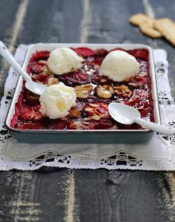 Prunes au four au miel et aux amandes  , glace au yaourt