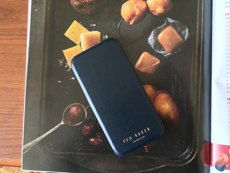 Étui Folio Ted Baker Hex Navy: élégance et minimalisme Étui Folio Ted Baker Hex Navy: élégance et minimalisme