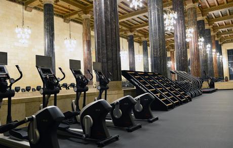 Under Armour transforme une ancienne banque en salle de fitness Under Armour transforme une ancienne banque en salle de fitness