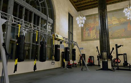 Under Armour transforme une ancienne banque en salle de fitness Under Armour transforme une ancienne banque en salle de fitness