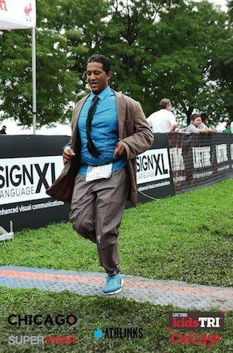 Il fait un triathlon en costume et avec un vélo de ville Il fait un triathlon en costume et avec un vélo de ville