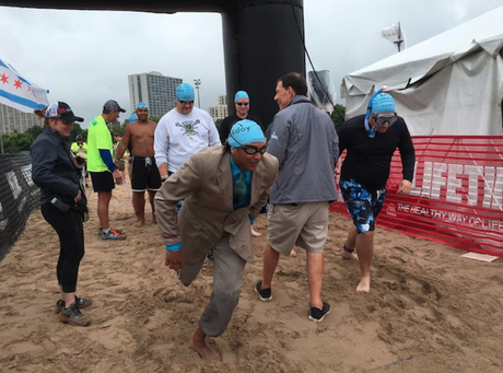 Il fait un triathlon en costume et avec un vélo de ville Il fait un triathlon en costume et avec un vélo de ville