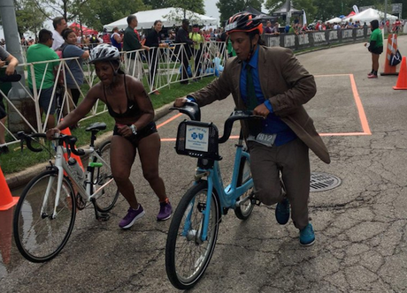 Il fait un triathlon en costume et avec un vélo de ville Il fait un triathlon en costume et avec un vélo de ville