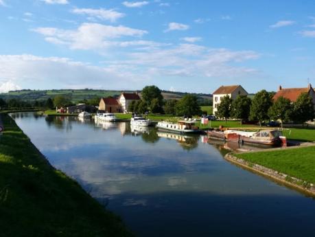 Le Canal de Bourgogne Le Canal de Bourgogne