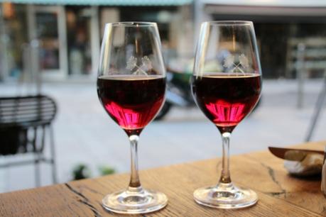 Partager un bon verre de vin de Bourgogne Partager un bon verre de vin de Bourgogne