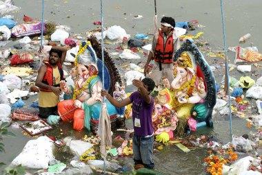 7 bonnes idées écolo pour célébrer la fête de Ganesh ganesha-idol-immersion