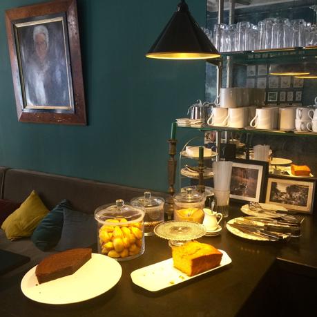 TEA TIME CHEZ MISS MARPLE : TABLES NAPPÉES, VELOURS ET SCONES DIABOLIQUES TEA TIME CHEZ MISS MARPLE : TABLES NAPPÉES, VELOURS ET SCONES DIABOLIQUES