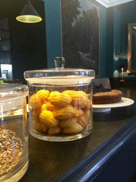 TEA TIME CHEZ MISS MARPLE : TABLES NAPPÉES, VELOURS ET SCONES DIABOLIQUES TEA TIME CHEZ MISS MARPLE : TABLES NAPPÉES, VELOURS ET SCONES DIABOLIQUES