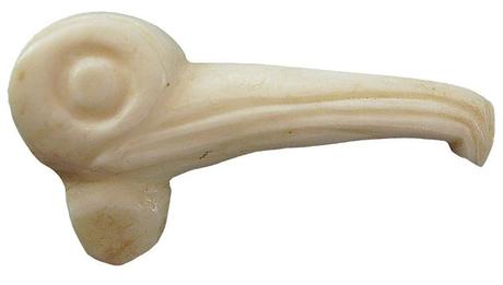 Large-beaked bird (frigate?) made of shell, Edgar Clerc Archaeological Museum. © A. Delpuech. 