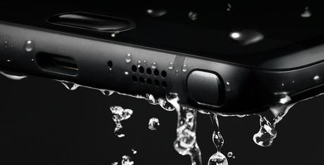Samsung aime montrer que ses téléphones résistent à l'eau avec un plan très (trop) rapproché.