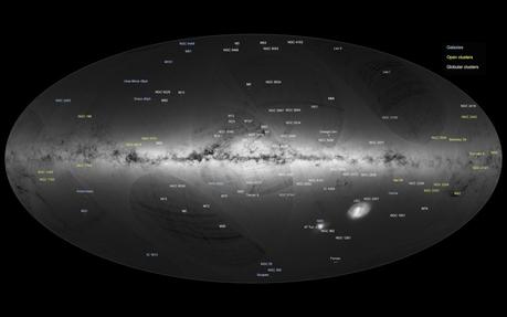 Les petits points blancs disséminés un peu partout sur la carte correspondent à des sources connues, des galaxies, des amas globulaires et des amas galactiques dont le nom le plus commun est indiqué au-dessus ou à côté de la source. Les deux galaxies très étendues dans l’hémisphère sud sont les Nuages de Magellan. Dans un petit point comme Messier 5 au milieu de la carte, Gaia a détecté plusieurs milliers d’étoiles — Crédit : ESA, Gaia, DPAC