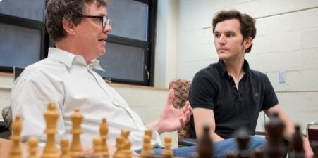 A gauche, Zach Hambrick, professeur de psychologie de l'Université du Michigan, et Alexander Burgoyne, son étudiant diplômé discutent de la corrélation entre le niveau aux échecs et l'intelligence - Photo © G.L. Kohuth 
