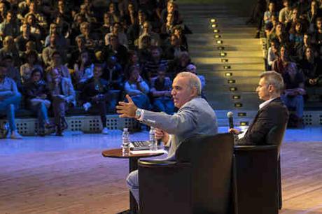 Garry Kasparov en compagnie de Pierre Barthélémy - Photo © Le Monde Festival