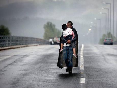 Un père Syrien portant son enfant. Cette photo de Yannis Behrakis prise en Grèce en septembre 2015 a été l'iamge phare de la dernière édition du Festival international de photojournalisme, Visa pour l'Image © Yannis Behrakis/ Reuters