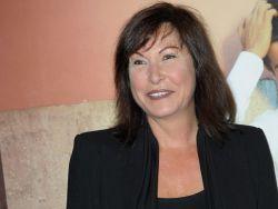 Déguisée pingouin, Evelyne Thomas accueille dans