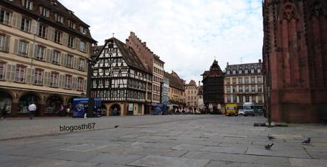 Place_de_la_Cathedrale_Strasbourg_le_matin
