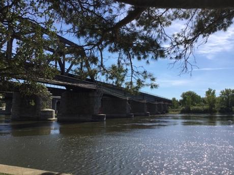 Ste-Anne-de-Bellevue: un petit village sur l'île de Montreal! Ste-Anne-de-Bellevue: un petit village sur l'île de Montreal!