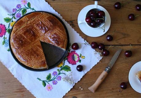Gâteau basque à la confiture de cerises noires