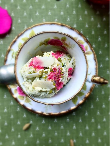 Kulfi Malaï : glace indienne à la pistache, à l’amande, à la cardamome avec un soupçon d’eau de rose! Une recette sans sorbetière ! Kulfi Malaï