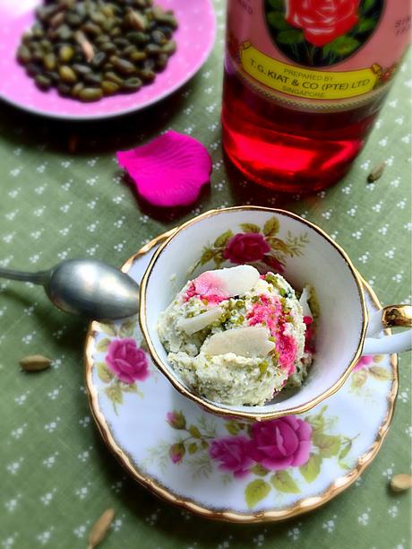 Kulfi Malaï : glace indienne à la pistache, à l’amande, à la cardamome avec un soupçon d’eau de rose! Une recette sans sorbetière ! Kulfi Malaï