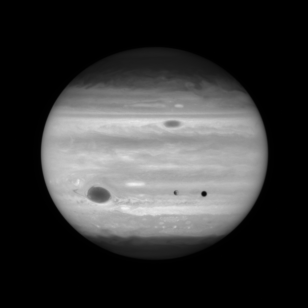 Hubble a observé ce qui ressemble à des panaches d’eau sur Europe Animation d'un transit d'Europe observé par Hubble. Il fut possible alors pour les astronomes d'étudier ce qui entoure le satellite - crédit : NASA, ESA