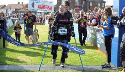 PARALYSÉE : Claire Lomas franchit la ligne d’arrivée d’un semi-marathon à l’aide d’un exosquelette