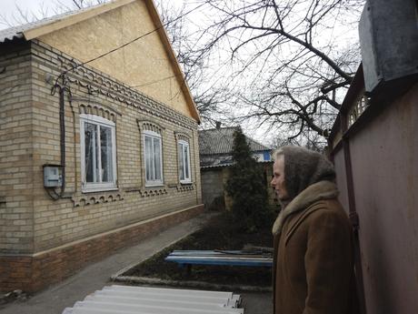 [Archive CICR] - mars 2016 - Région de Donetsk, Marinka. Svetlana, en face de sa maison reconstruite par le CICR. © Anna Sheptunova
