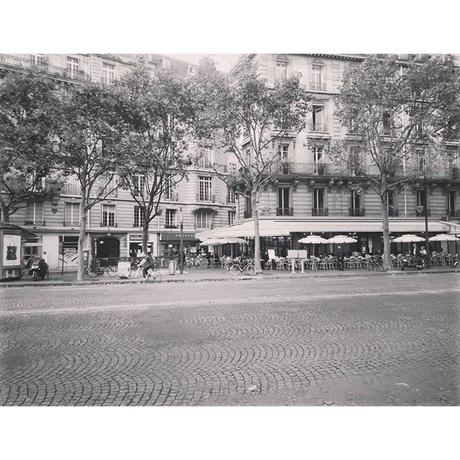 Journée sans voiture, dimanche calme. Tout va bien. #parigi #paris #iloveparis #paris17 #monparis #myparis #parismonamour #parisjetaime #parismaville #parisienne #parisien #journeesansvoiture #automn #september #brasserie #sunday #noiretblanc #igerspar...