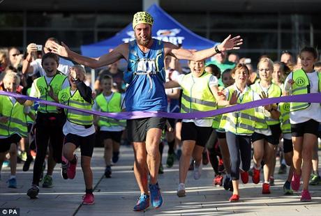 Incroyable cet homme a fait 401 marathons en 401 jours 3922be6100000578-3824014-image-a-30_1475696048337