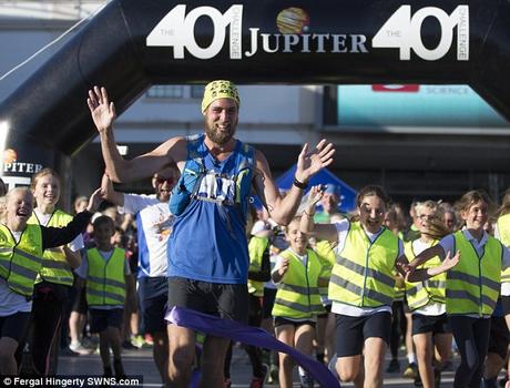 Incroyable cet homme a fait 401 marathons en 401 jours 39227e8100000578-3824014-image-a-38_1475696203948