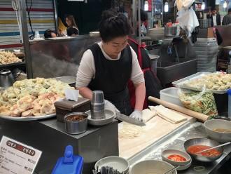 Fabrication des dumplings au marché