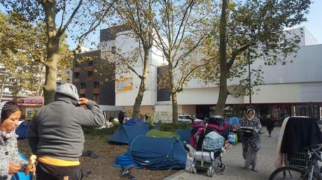 Campement de Roms sur la place Jean Jaurès à Montreuil