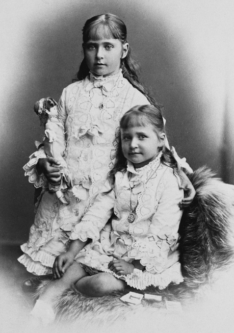 Alix et sa troisième soeur, la petite Maria, en 1878.