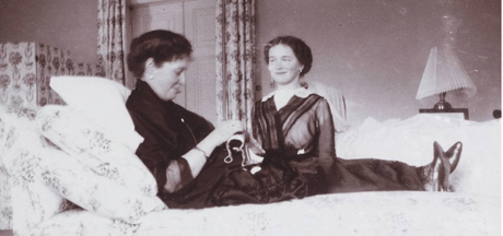 Olga tient compagnie à sa mère, vers 1914/1915