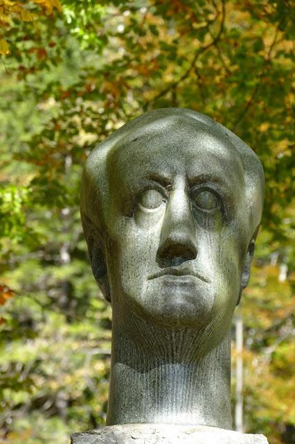 Un monument à Goethe surplombe le Walchensee sur la route du Kesselberg