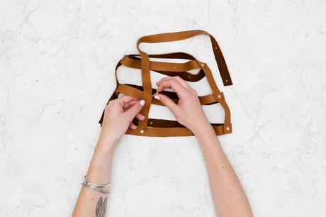 DIY Cache pot spartiate en cuir DIY simple pour réaliser un cache pot spartiate en cuir