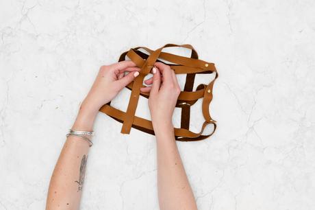 DIY Cache pot spartiate en cuir DIY simple pour réaliser un cache pot spartiate en cuir